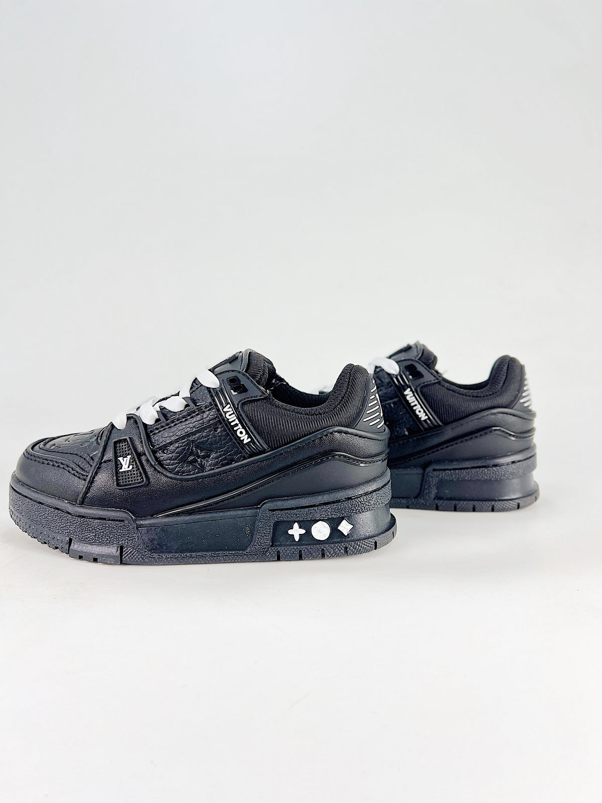 LV Trainer Maxi Black - Side profile