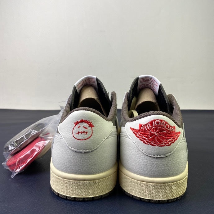 Travis Scott x Air Jordan 1 Low OG - pair side view