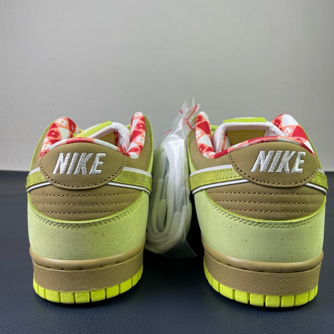 Nike SB Dunk Low Green Apple pair side view