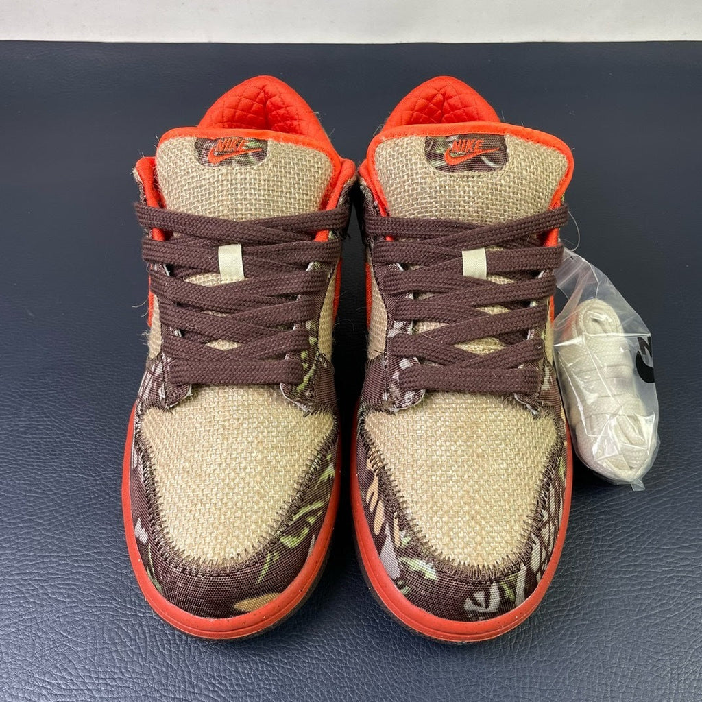 Nike SB Dunk Low Cheech and Chong - outsole view dark brown tread