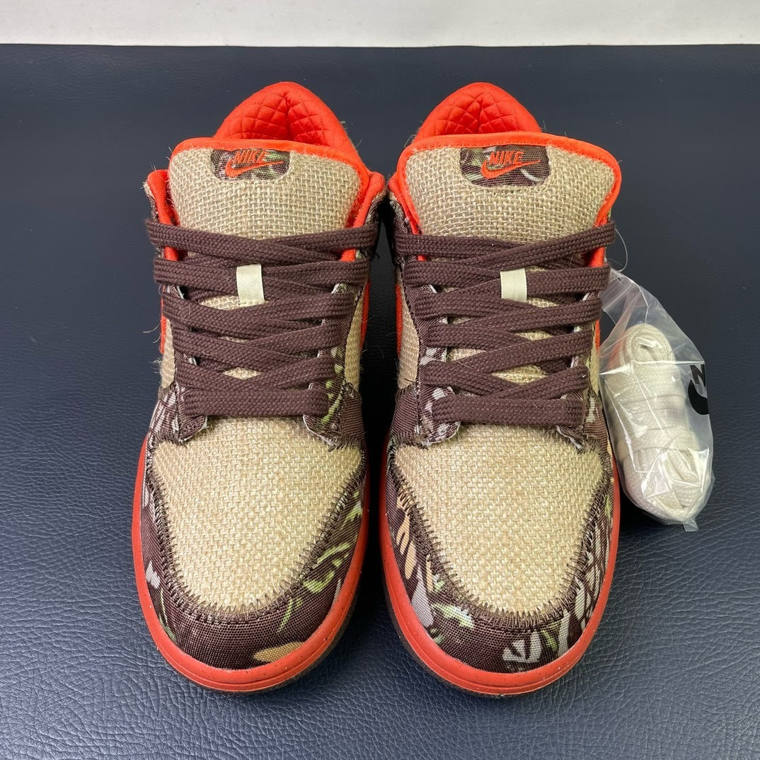 Nike SB Dunk Low Cheech and Chong - outsole view dark brown tread
