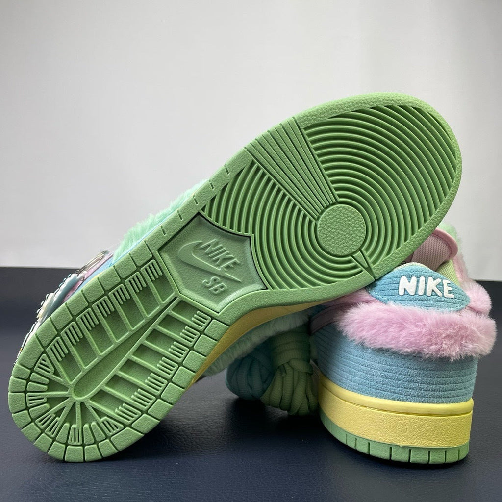 Verdy x Nike SB Dunk Low - heel view