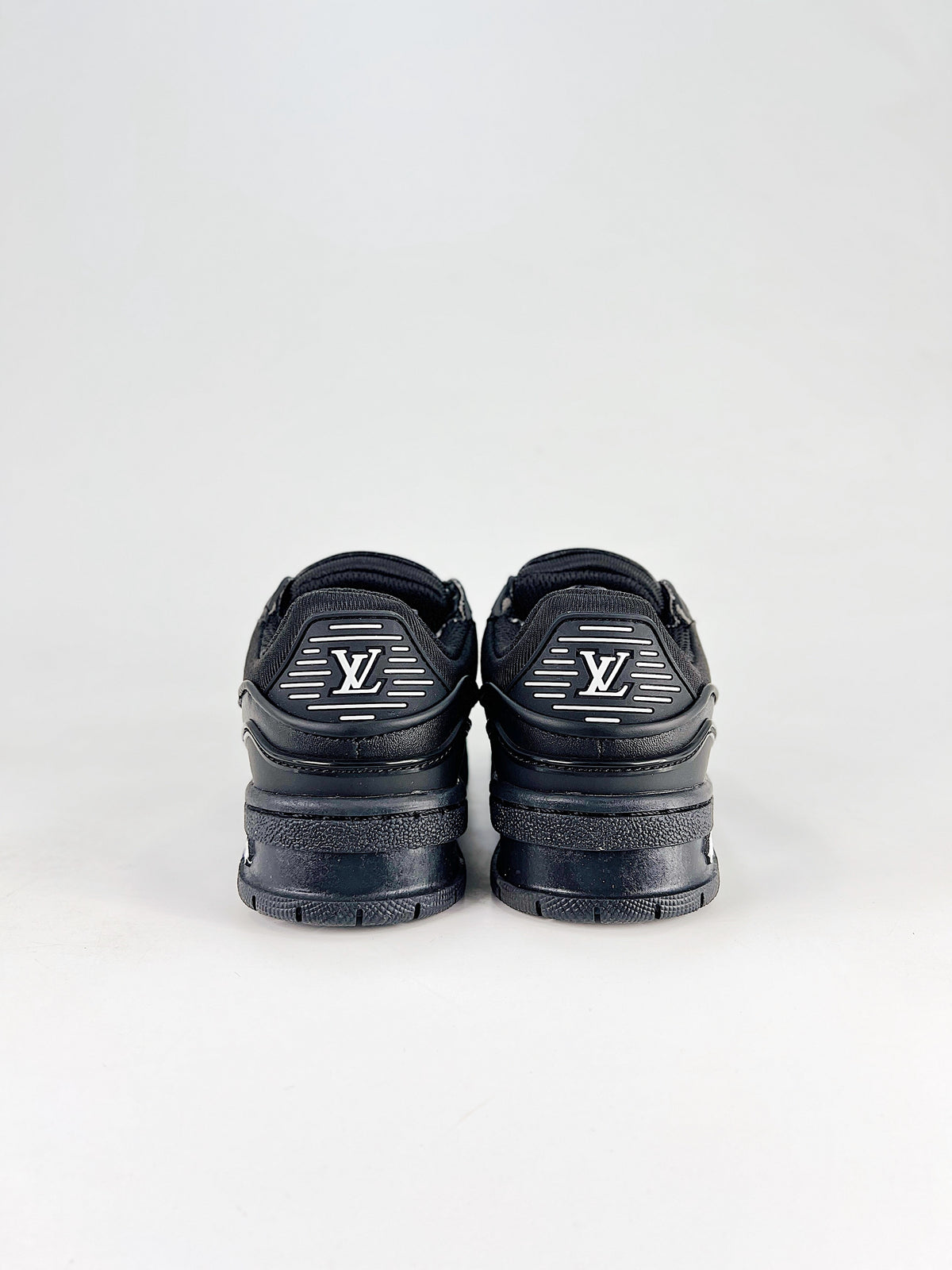 LV Trainer Maxi Black - Side pair view