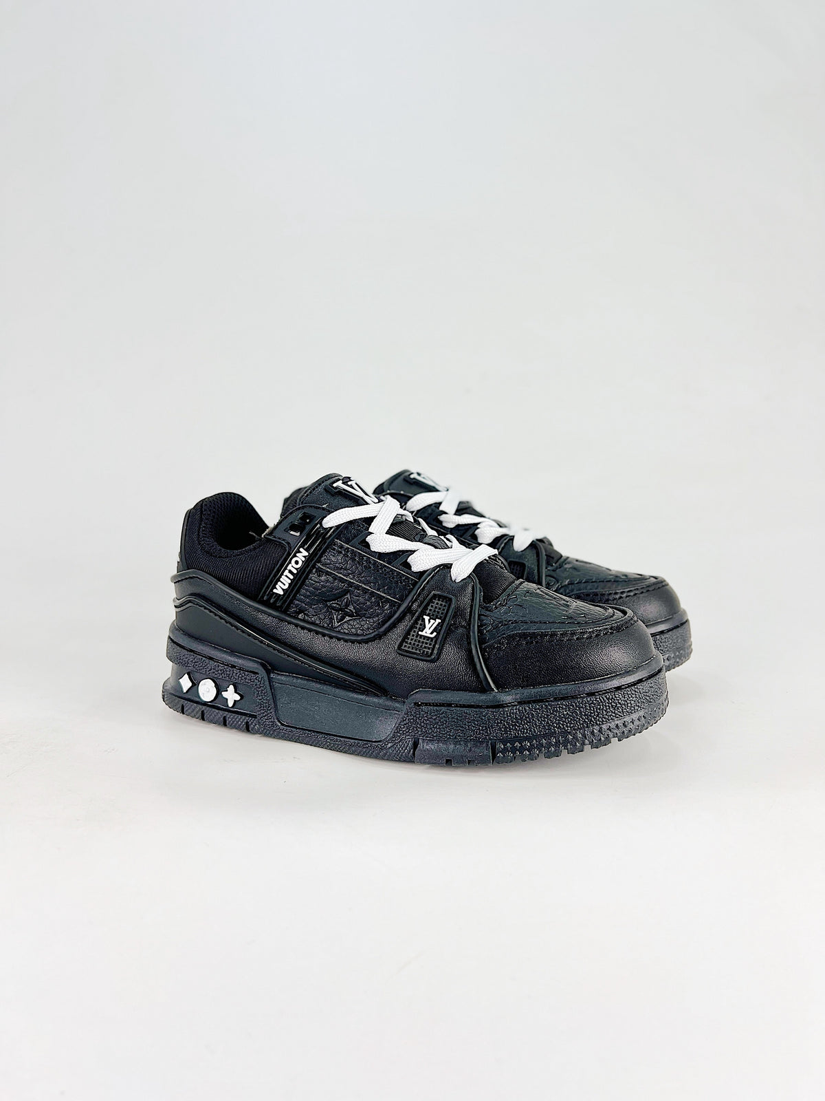 LV Trainer Maxi Black - Heel view