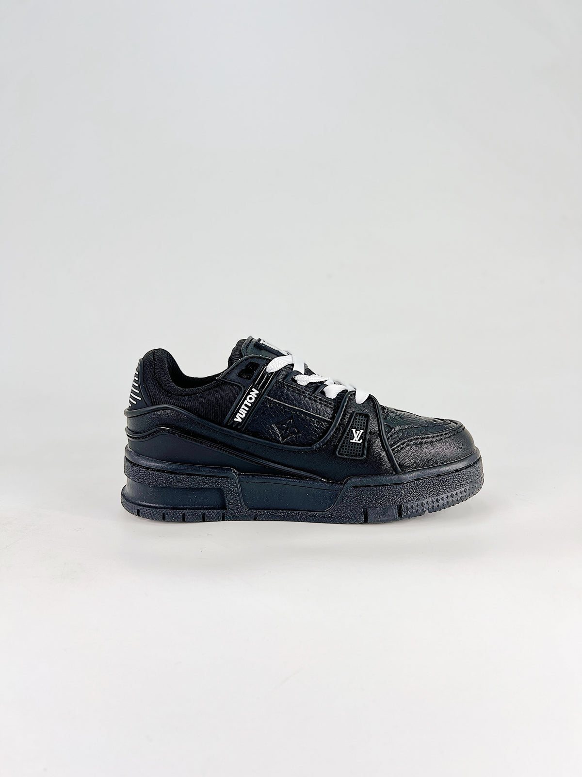 LV Trainer Maxi Black - Lateral view