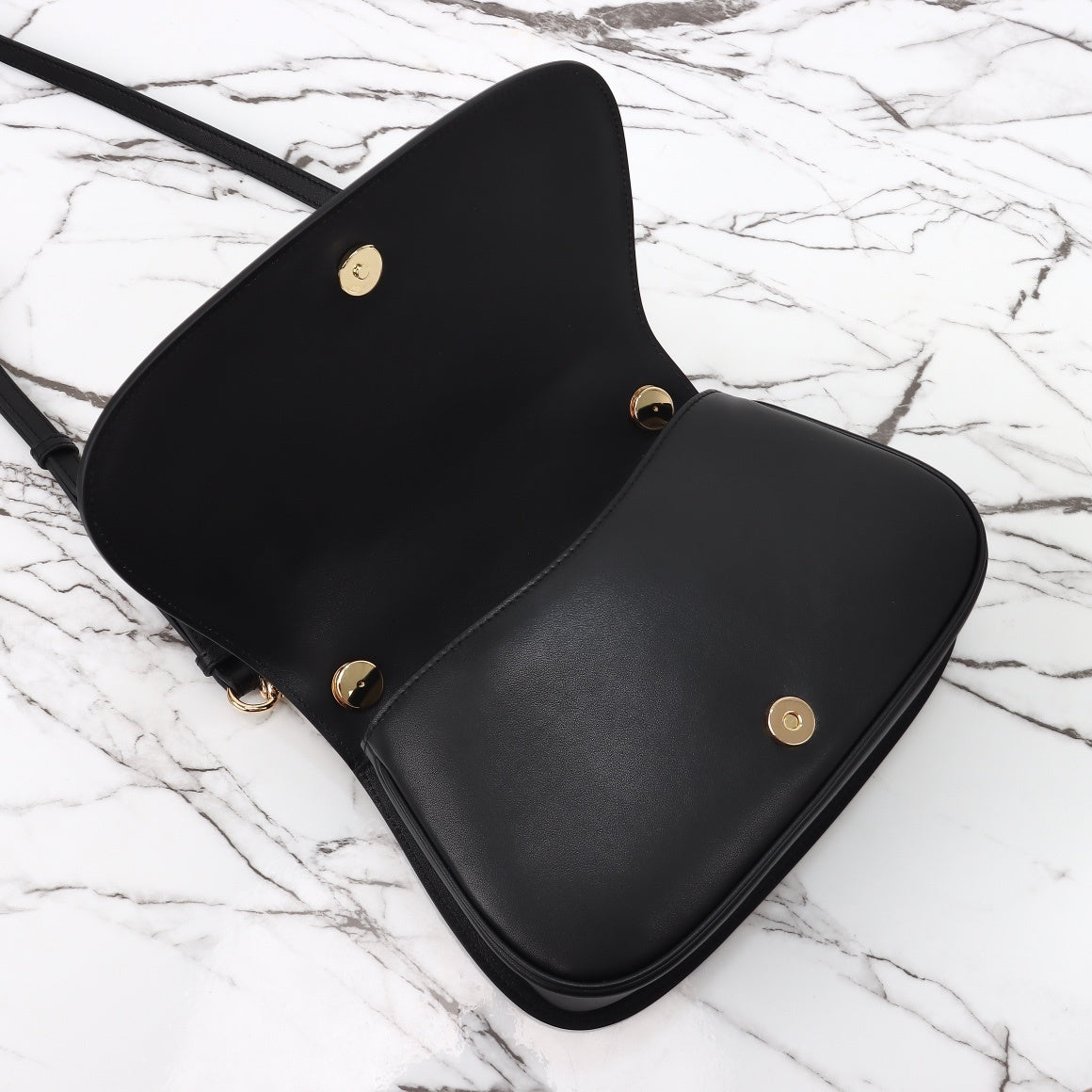 Gucci Blondie bag front with GG logo