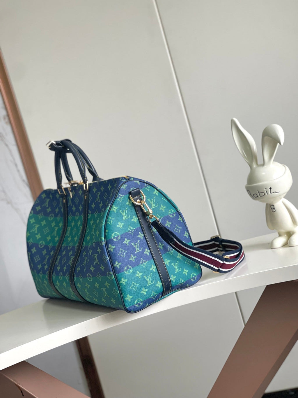 Louis Vuitton Keepall Bandoulière 50 – Side View with Shoulder Strap