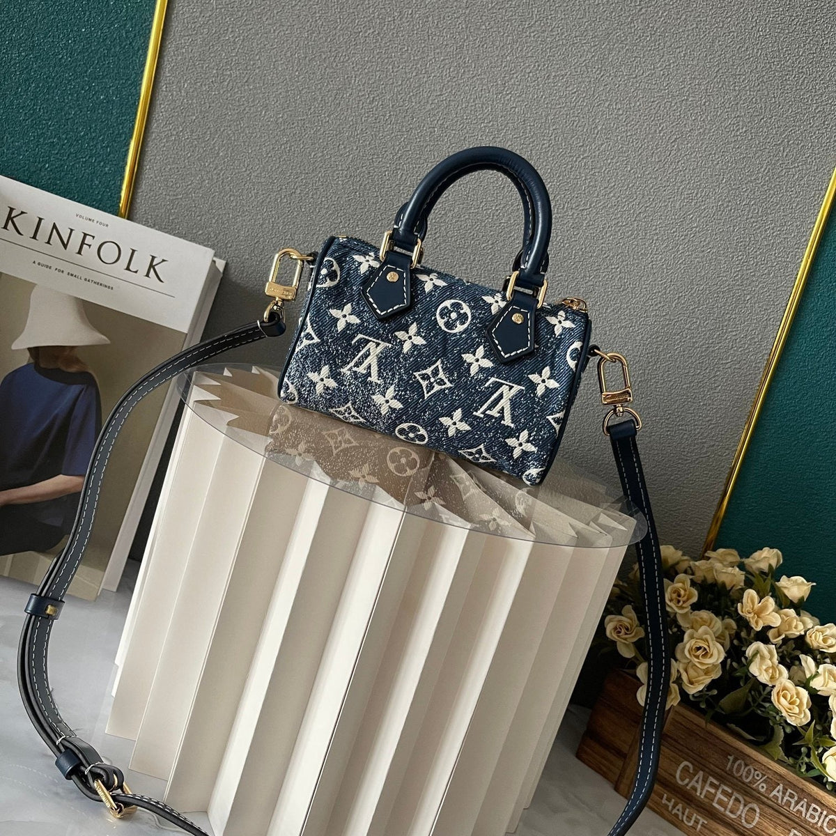 Louis Vuitton Speedy Bandoulière – rear view with strap