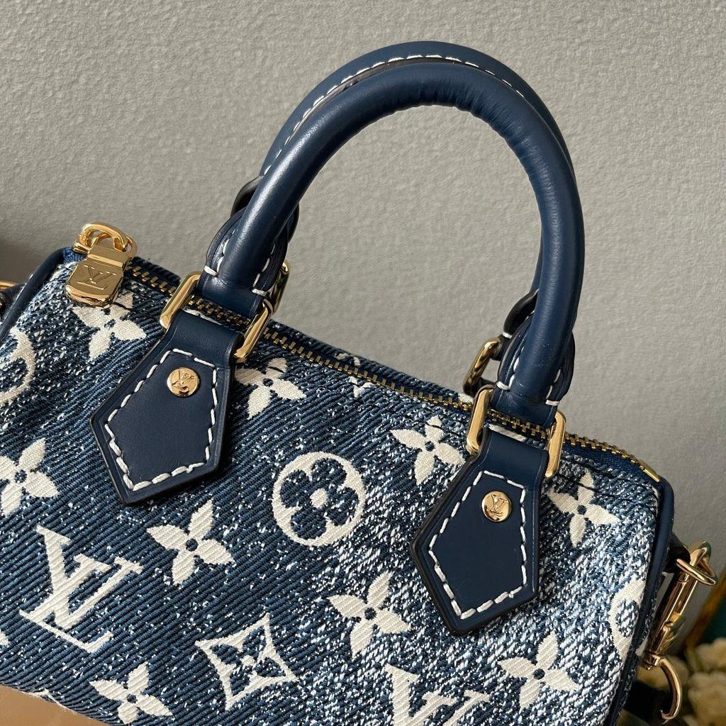 Louis Vuitton Speedy Bandoulière – three-quarter view showing monogram pattern