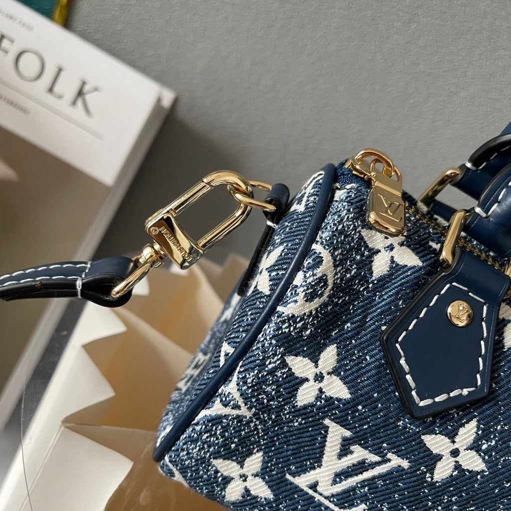 Louis Vuitton Speedy Bandoulière – front view with strap laid out