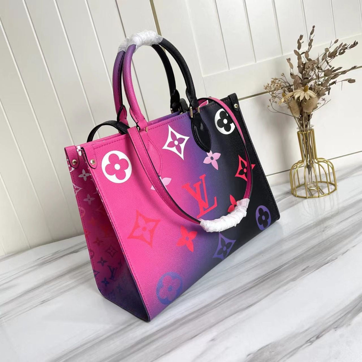 LV OnTheGo MM Midnight Fuchsia - handle detail close-up