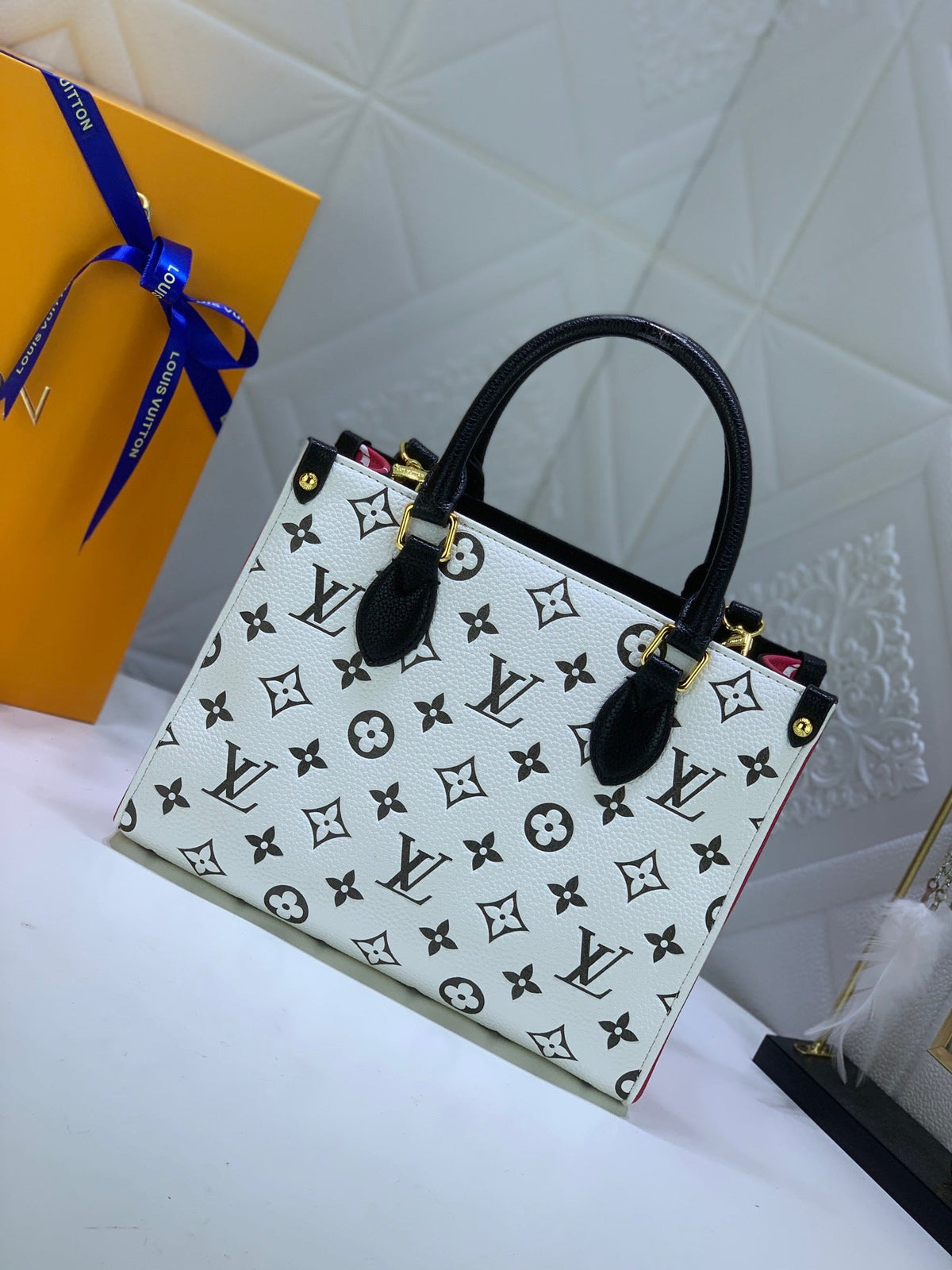 LV OnTheGo MM Bicolor – corner detail with gold hardware