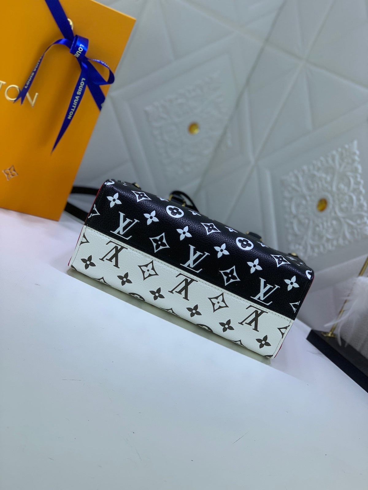 LV OnTheGo MM Bicolor – clasp and strap detail
