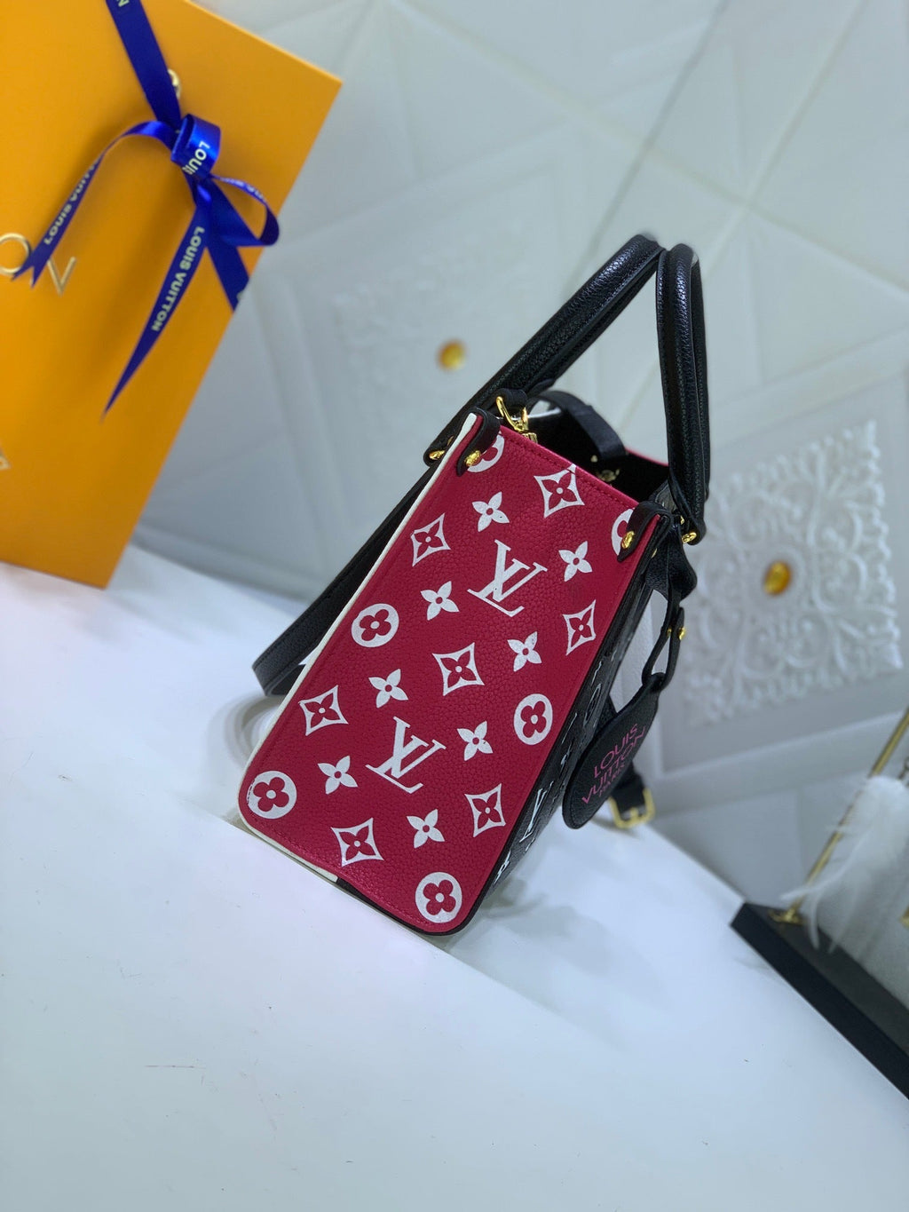 LV OnTheGo MM Bicolor – interior zip pocket and Made in France tag