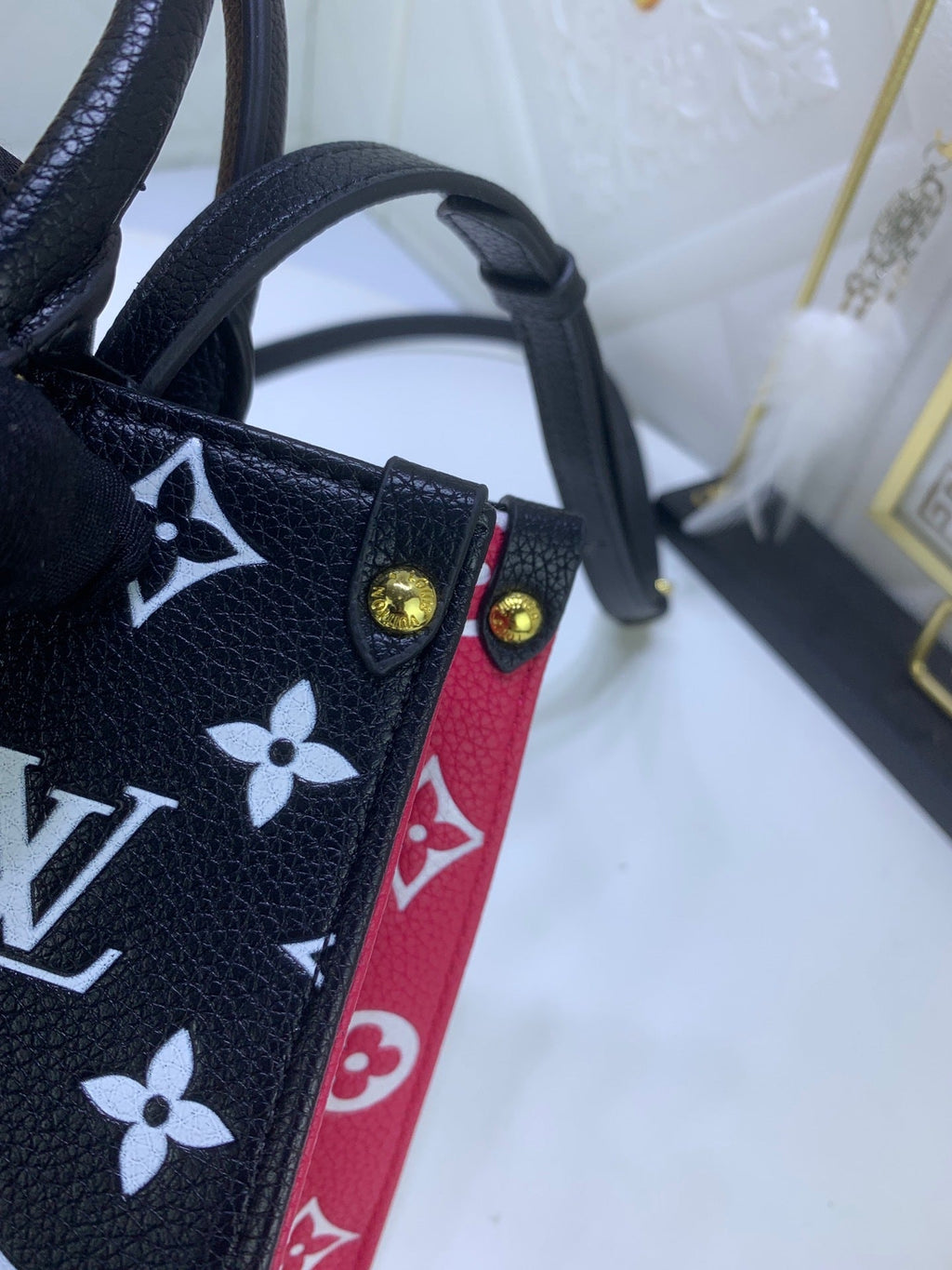 LV OnTheGo MM Bicolor – top view open interior