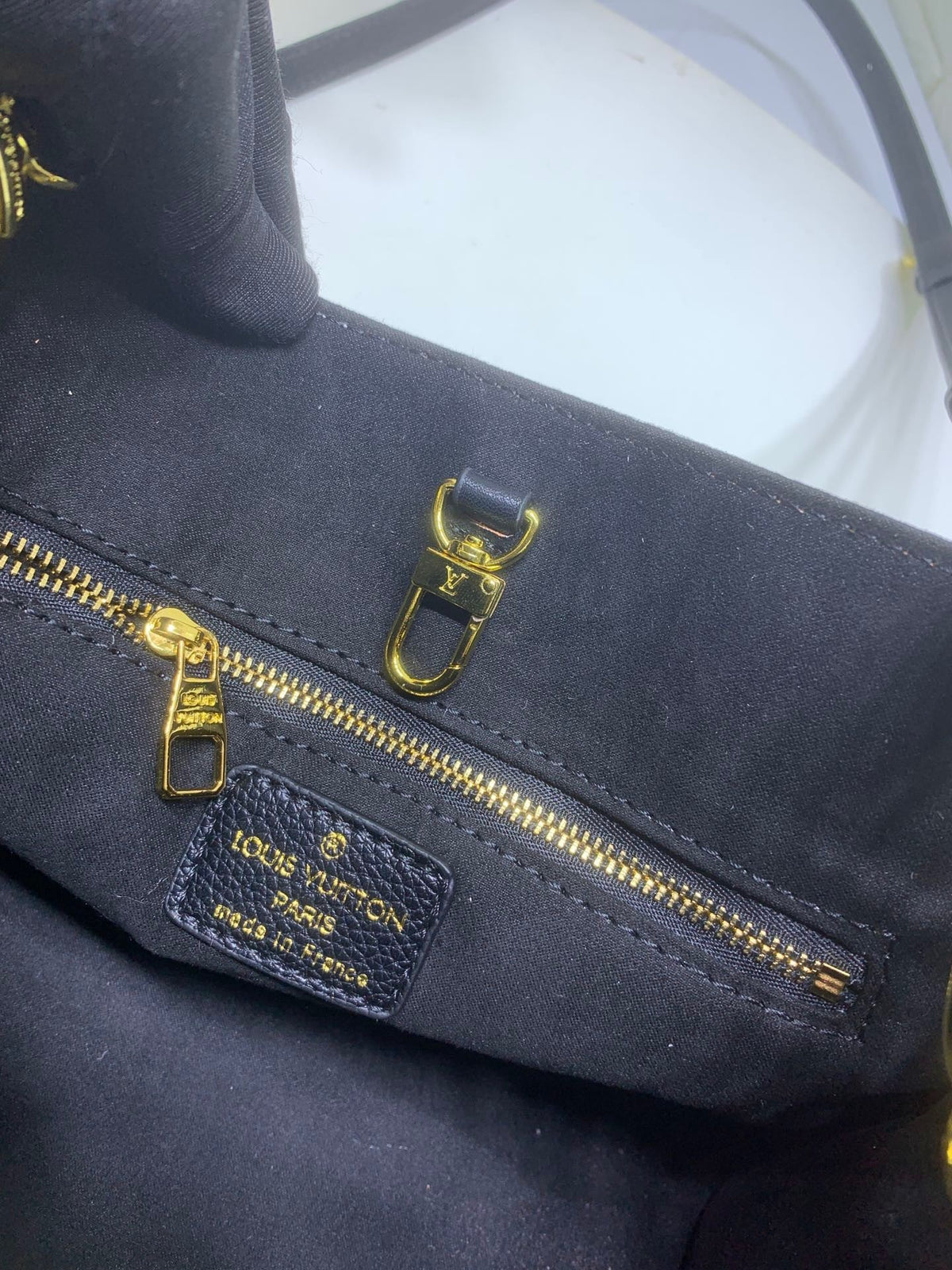 LV OnTheGo MM Bicolor – additional detail view