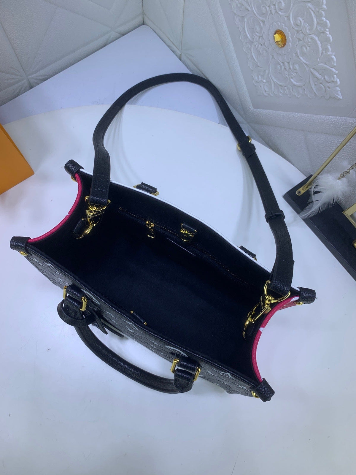LV OnTheGo MM Bicolor – additional detail view