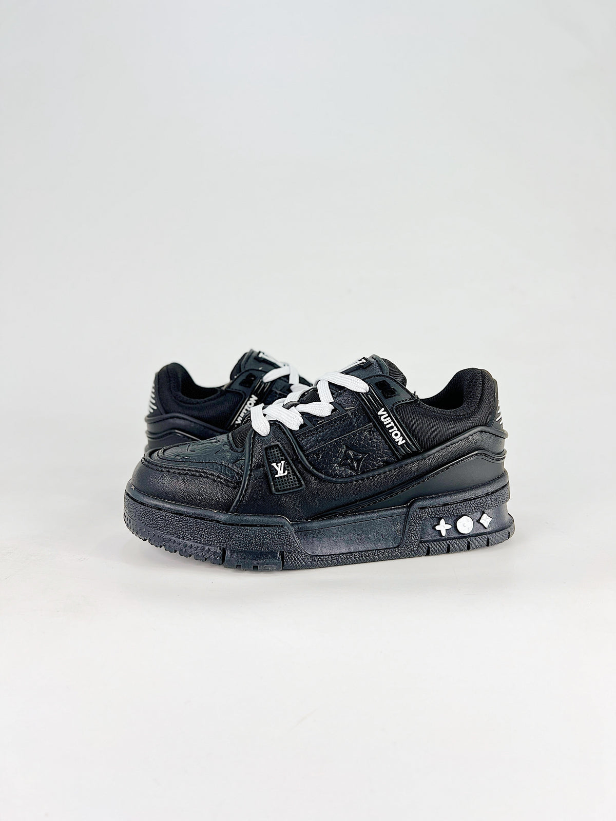 LV Trainer Maxi Black - Front angle