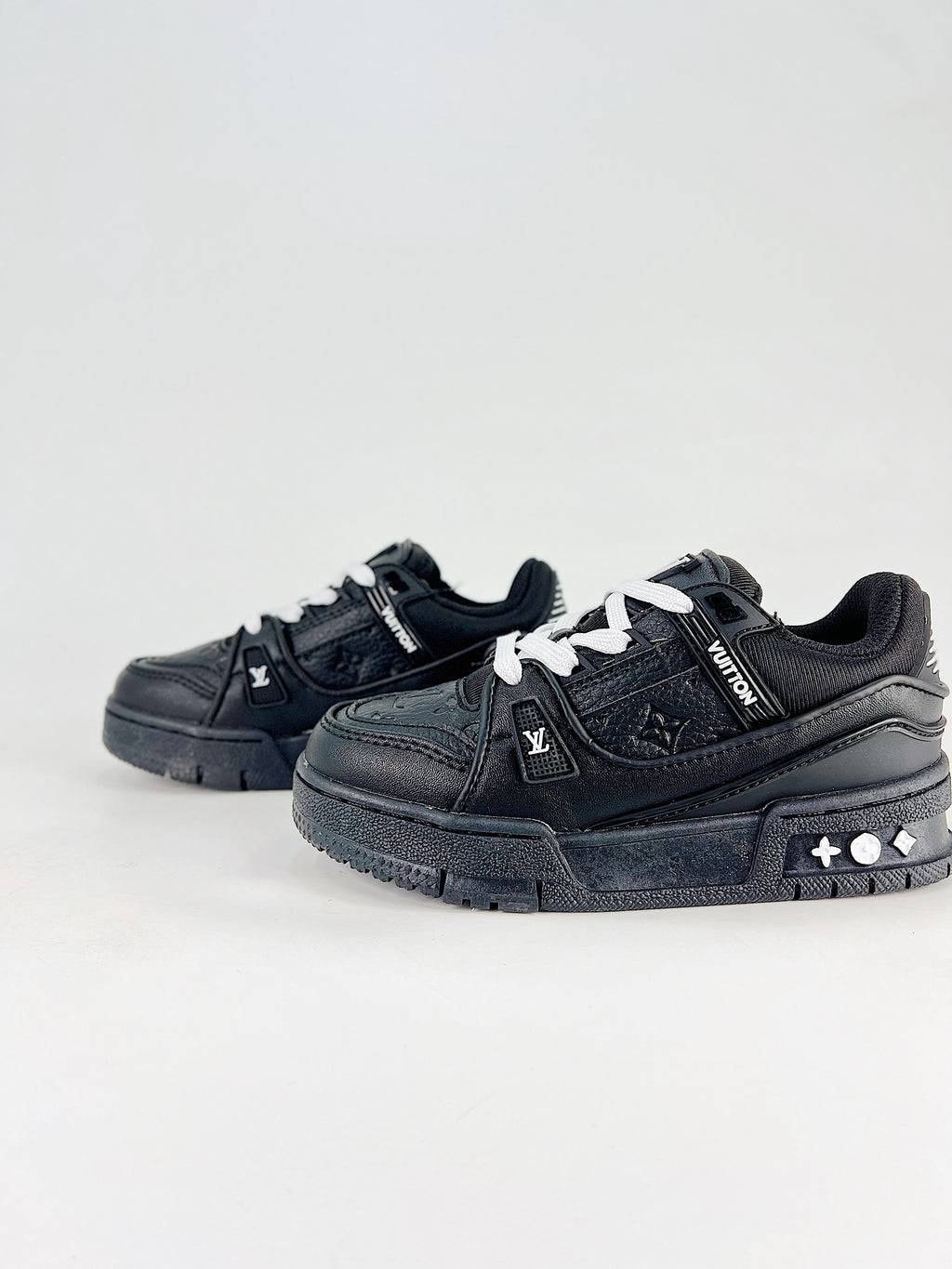 LV Trainer Maxi Black - Rear pair view
