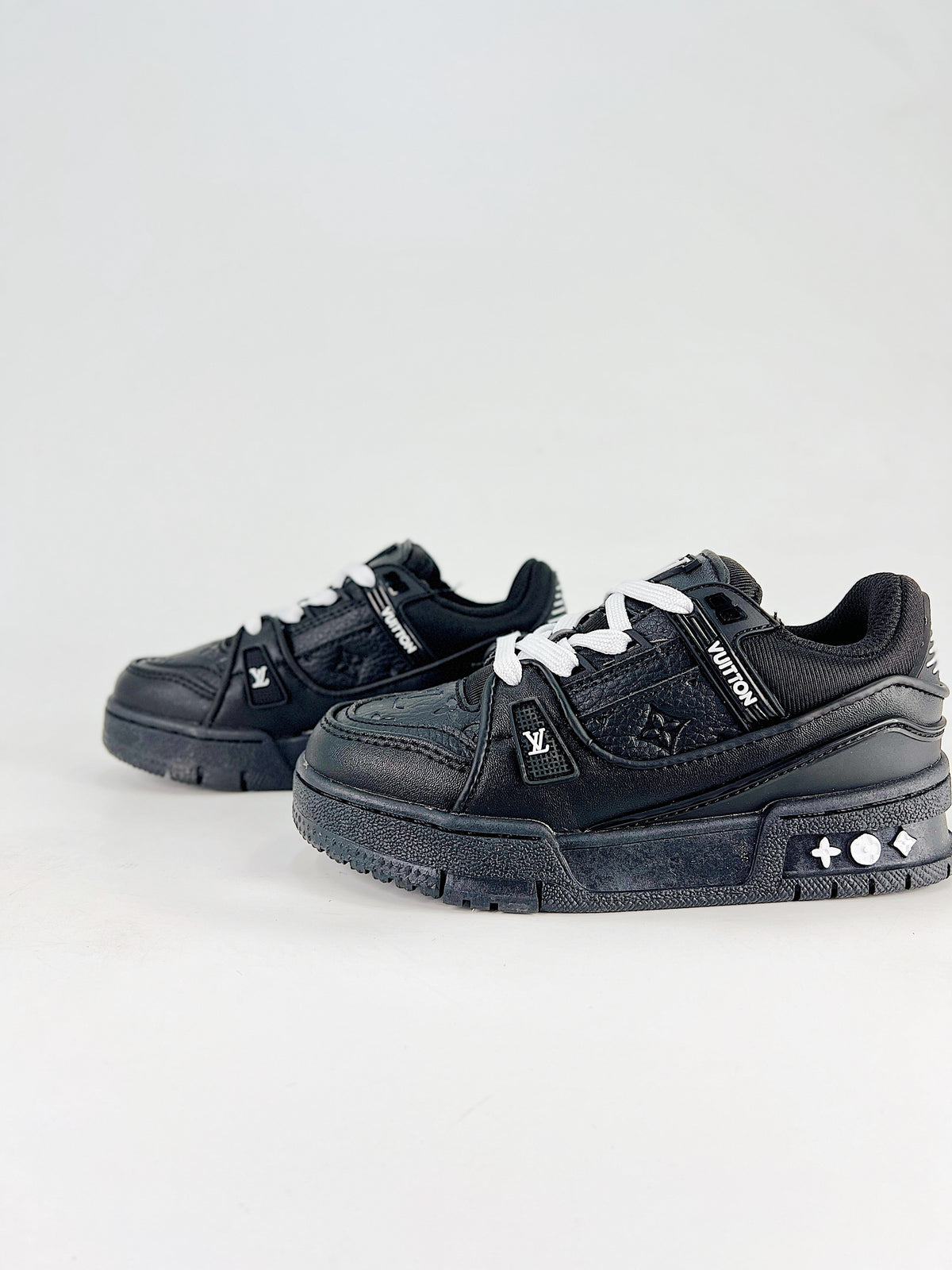 LV Trainer Maxi Black - Rear pair view